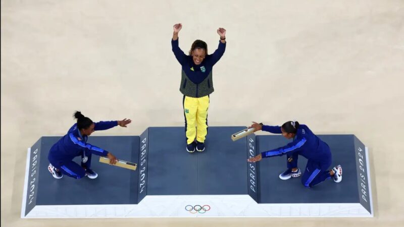 Rebeca é ouro no solo e vira maior medalhista olímpica do Brasil