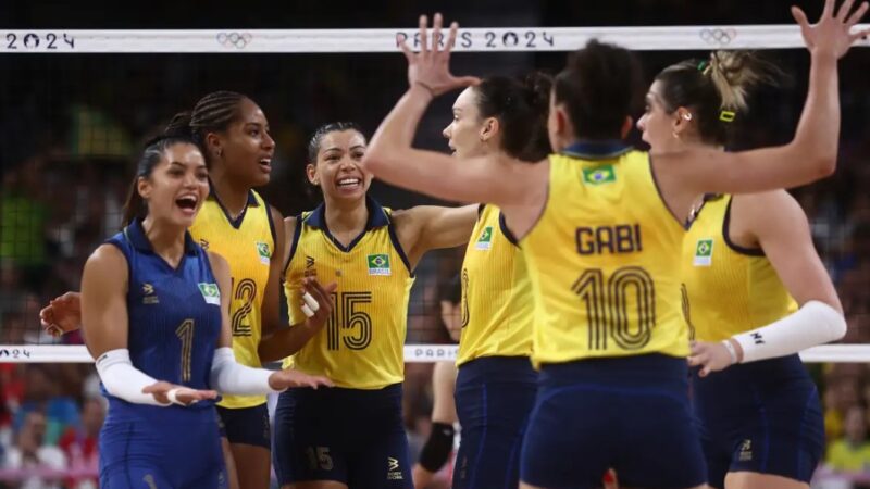 Brasil vence República Dominicana e vai à semifinal no vôlei feminino