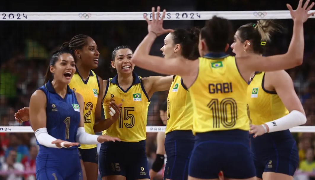 Brasil vence República Dominicana e vai à semifinal no vôlei feminino