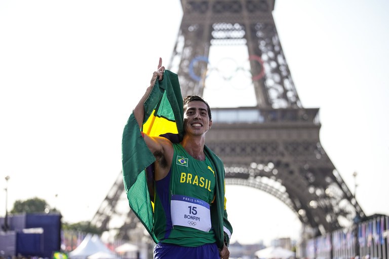 Brasiliense Caio Bonfim é medalha de prata no atletismo em Paris