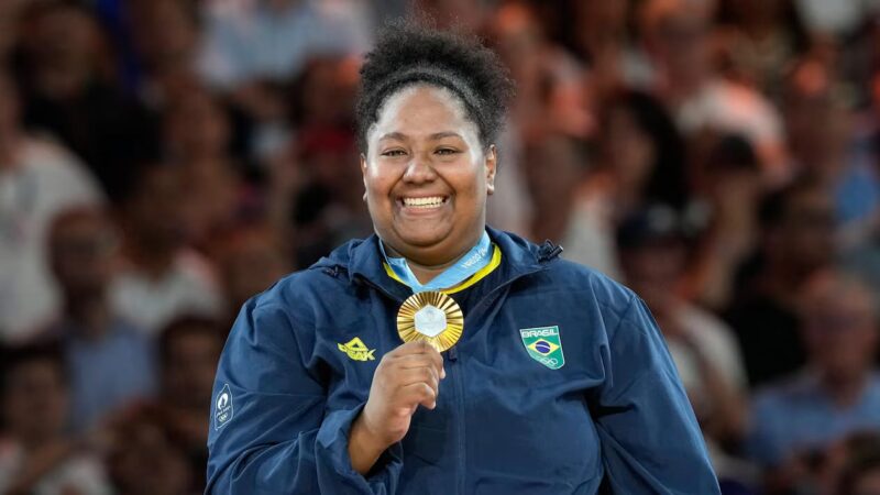 Bia Souza bate número 2 do mundo no judô e conquista primeiro ouro do Brasil