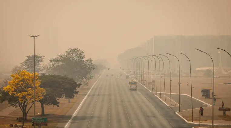 Brasília amanhece coberta de fumaça pelo segundo dia seguido