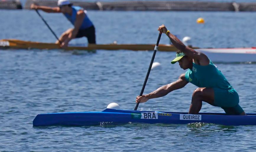 Isaquias Queiroz avança direto à semifinal da canoa individual