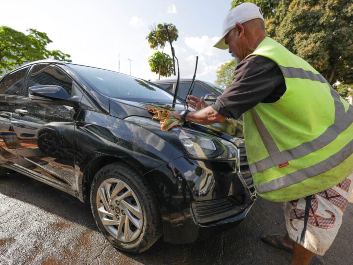 Com cadastro e curso de qualificação, GDF leva dignidade a guardadores de veículos