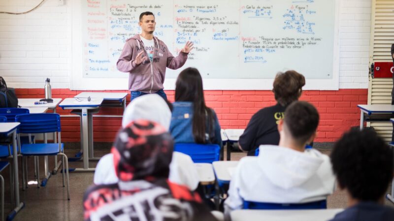 Pagamento do projeto Pé-de-Meia para estudantes da EJA começa no dia 25