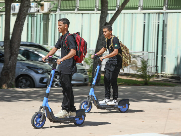 Patinetes elétricas compartilhadas são sucesso no DF; veja como circular de forma segura