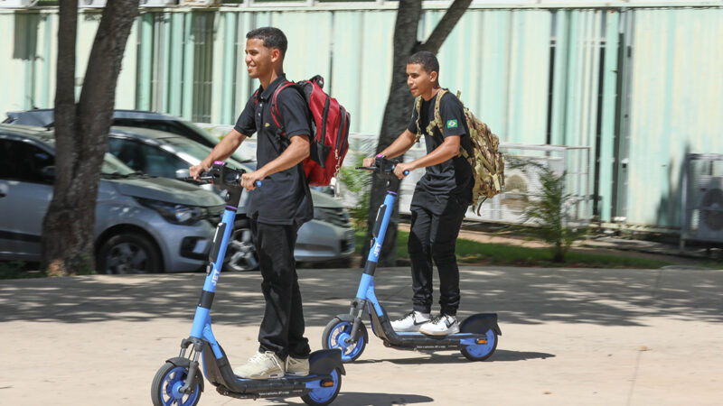 Patinetes elétricas compartilhadas são sucesso no DF; veja como circular de forma segura