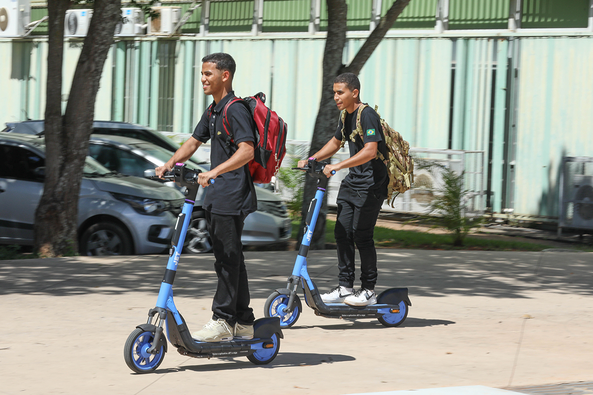 Patinetes elétricas compartilhadas são sucesso no DF; veja como circular de forma segura