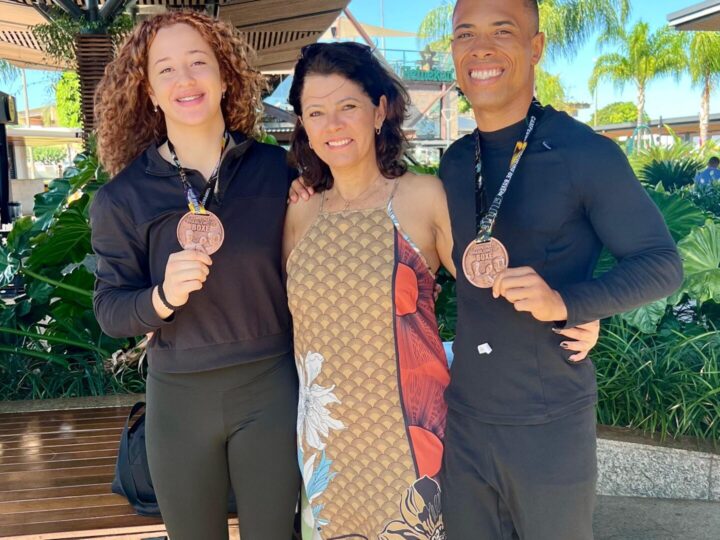 MONICA SALES SANTOS RECEPCIONA MEDALHISTAS DO BOXE