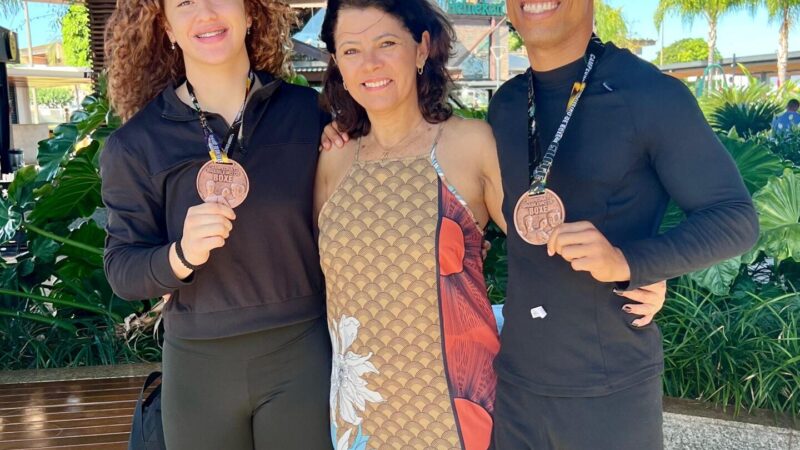 MONICA SALES SANTOS RECEPCIONA MEDALHISTAS DO BOXE