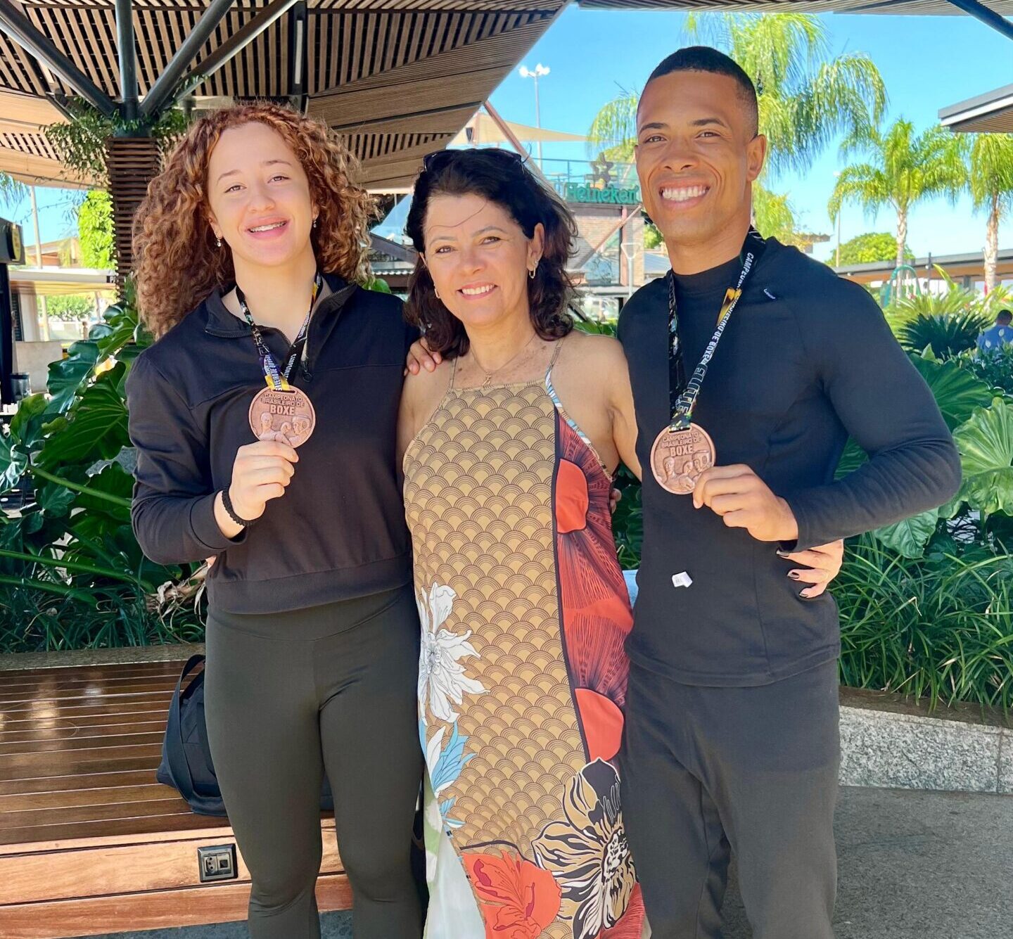 MONICA SALES SANTOS RECEPCIONA MEDALHISTAS DO BOXE