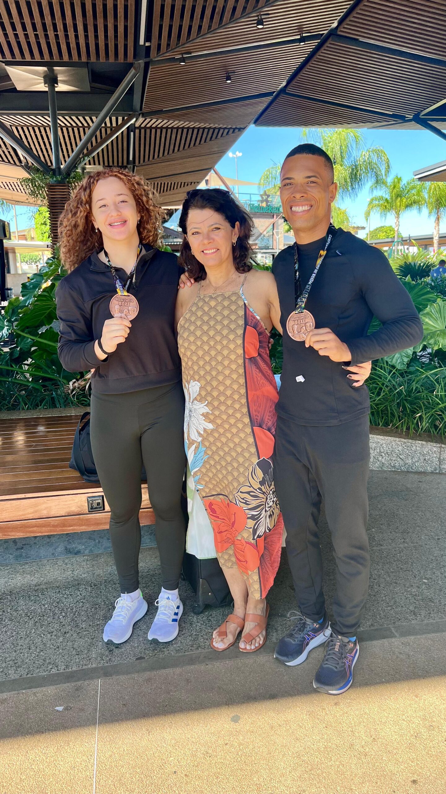 MONICA SALES SANTOS RECEPCIONA MEDALHISTAS DO BOXE