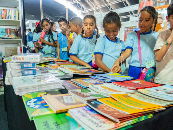 Feira do Livro de Brasília 2025 recebe estudantes da rede pública na Semana do Meio Ambiente