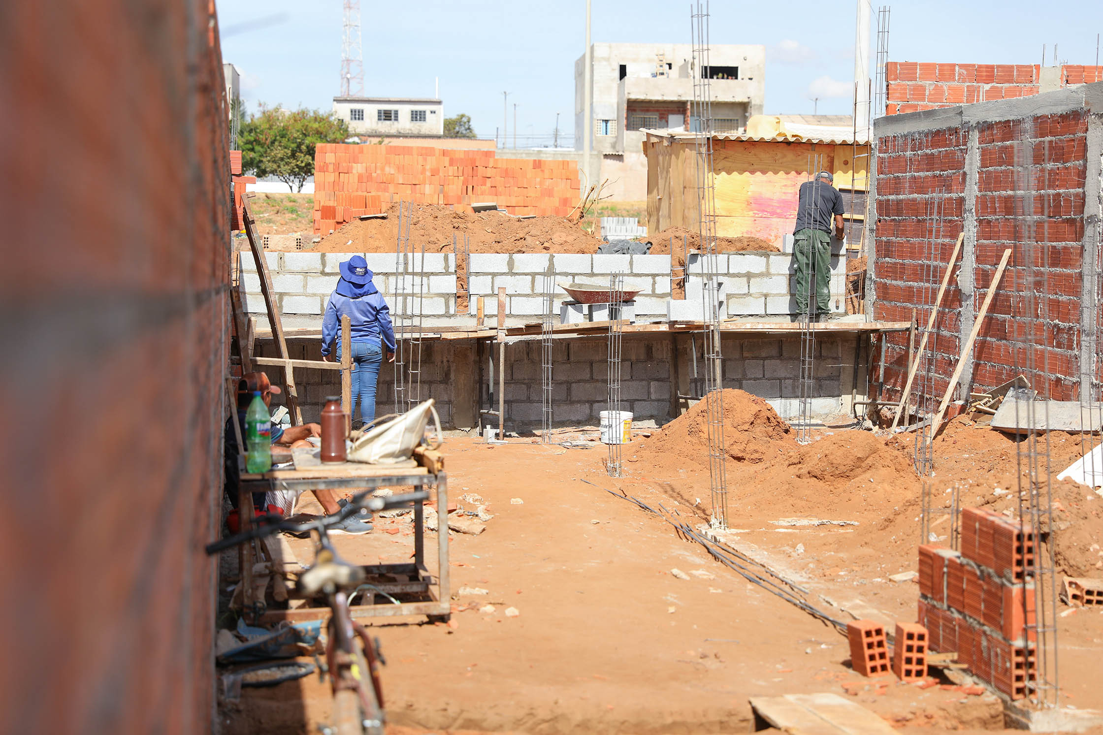 Novos terrenos e recursos do Programa Material de Construção transformam a vida de cerca de 200 famílias atingidas em incêndios