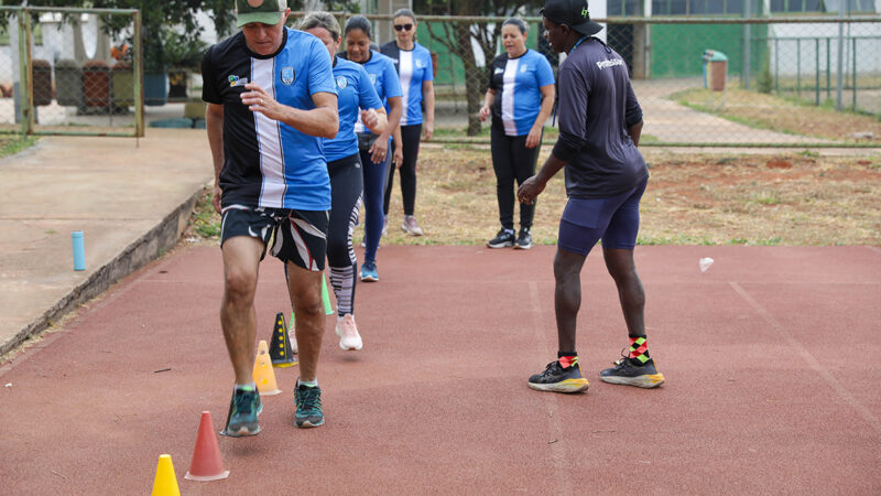 Campeão da São Silvestre e recordista mundial, Ronaldo da Costa leva ensinamentos para alunos do Centro Olímpico e Paralímpico do DF