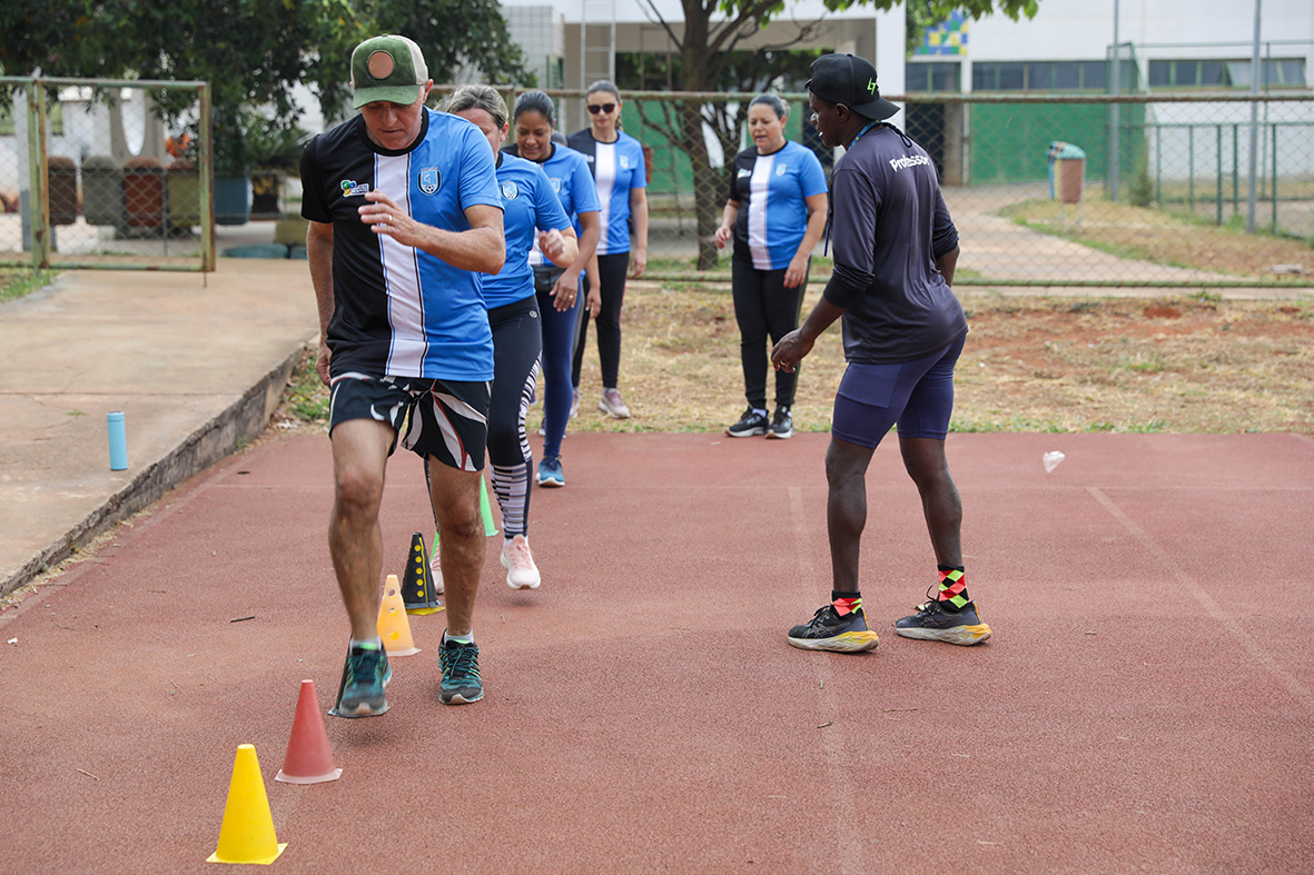 Campeão da São Silvestre e recordista mundial, Ronaldo da Costa leva ensinamentos para alunos do Centro Olímpico e Paralímpico do DF