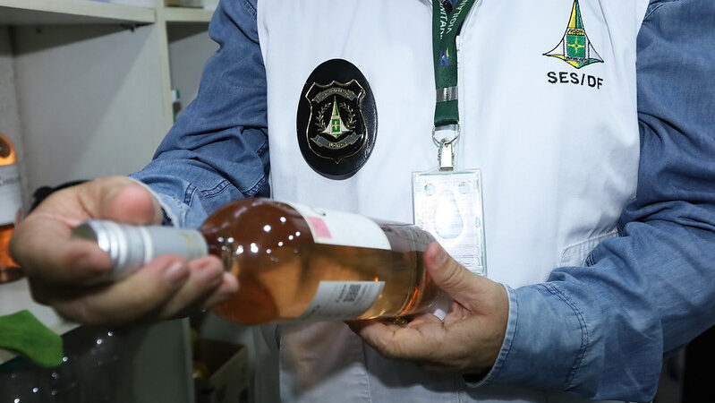Vigilância Sanitária apreende mais de 3 mil litros de bebidas irregulares no Distrito Federal