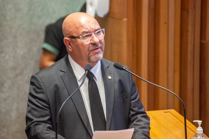 Carlos Tabanez se movimenta para liderar nominata