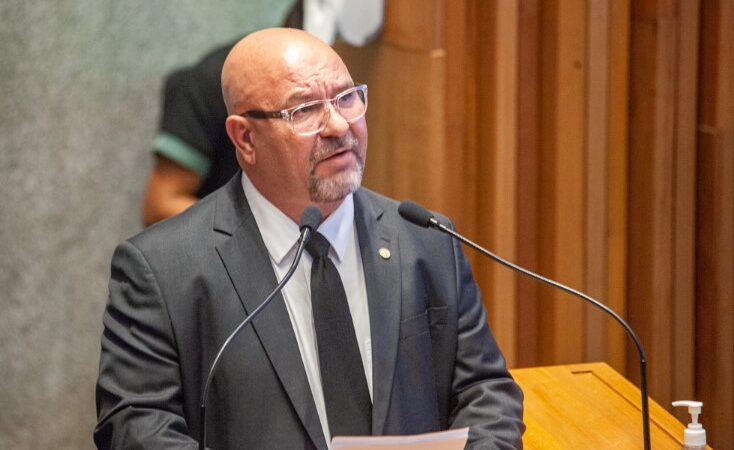 Carlos Tabanez se movimenta para liderar nominata