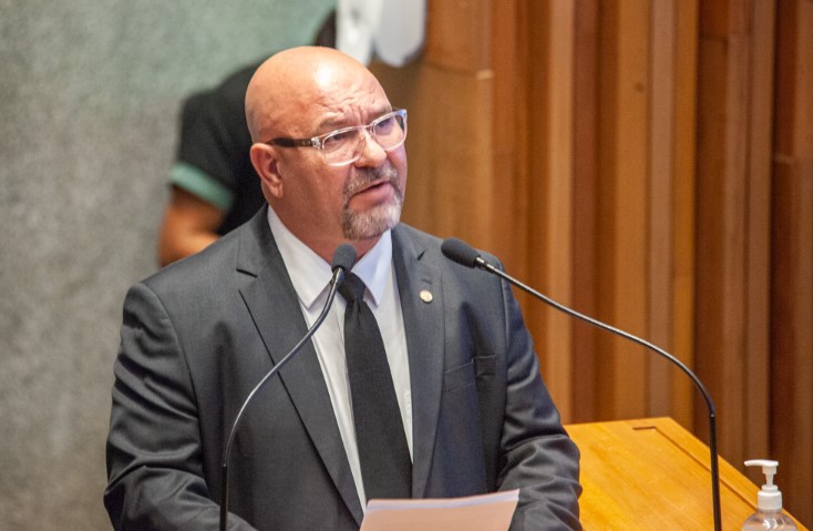 Carlos Tabanez se movimenta para liderar nominata